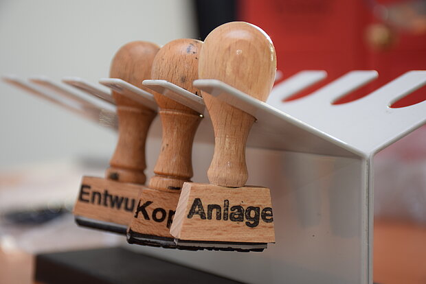 mehrere Stempel, der vorderste mit der Aufschrift "Anlage"