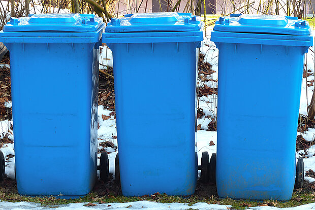 drei blaue Tonnen