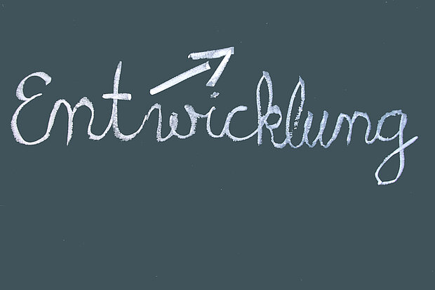 Schriftzug auf Tafel "Entwicklung"