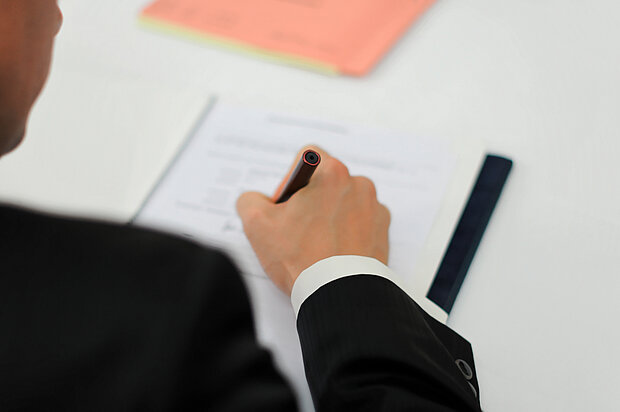 Schreibender von hinten 