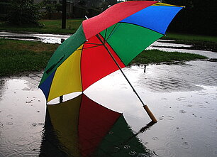 Regenschirm auf einer nassen Straße