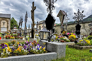 Friedhof mit Blumen