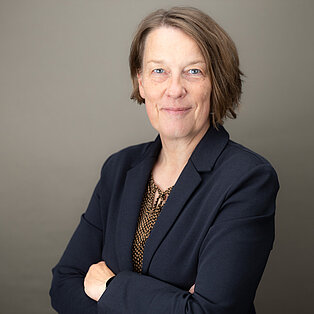 Claudia Democh, Bürgerbeauftragte des Freistaats Thüringen Claudia Democh mit verschränkten Armen im Profil