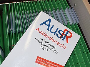 Buch "Ausländerrecht" liegt auf Akten