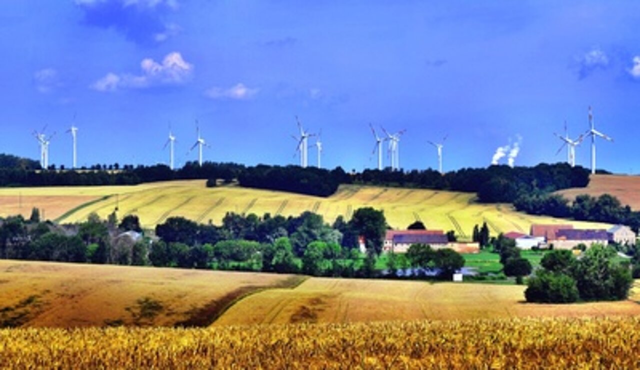 Windräder auf einem Berg