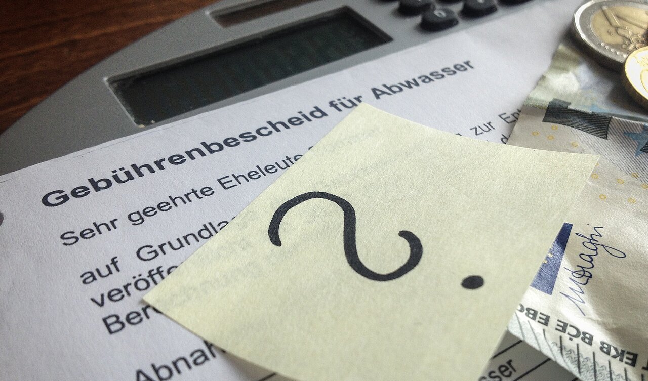Abwasserbescheid mit Zettel mit Fragezeichen