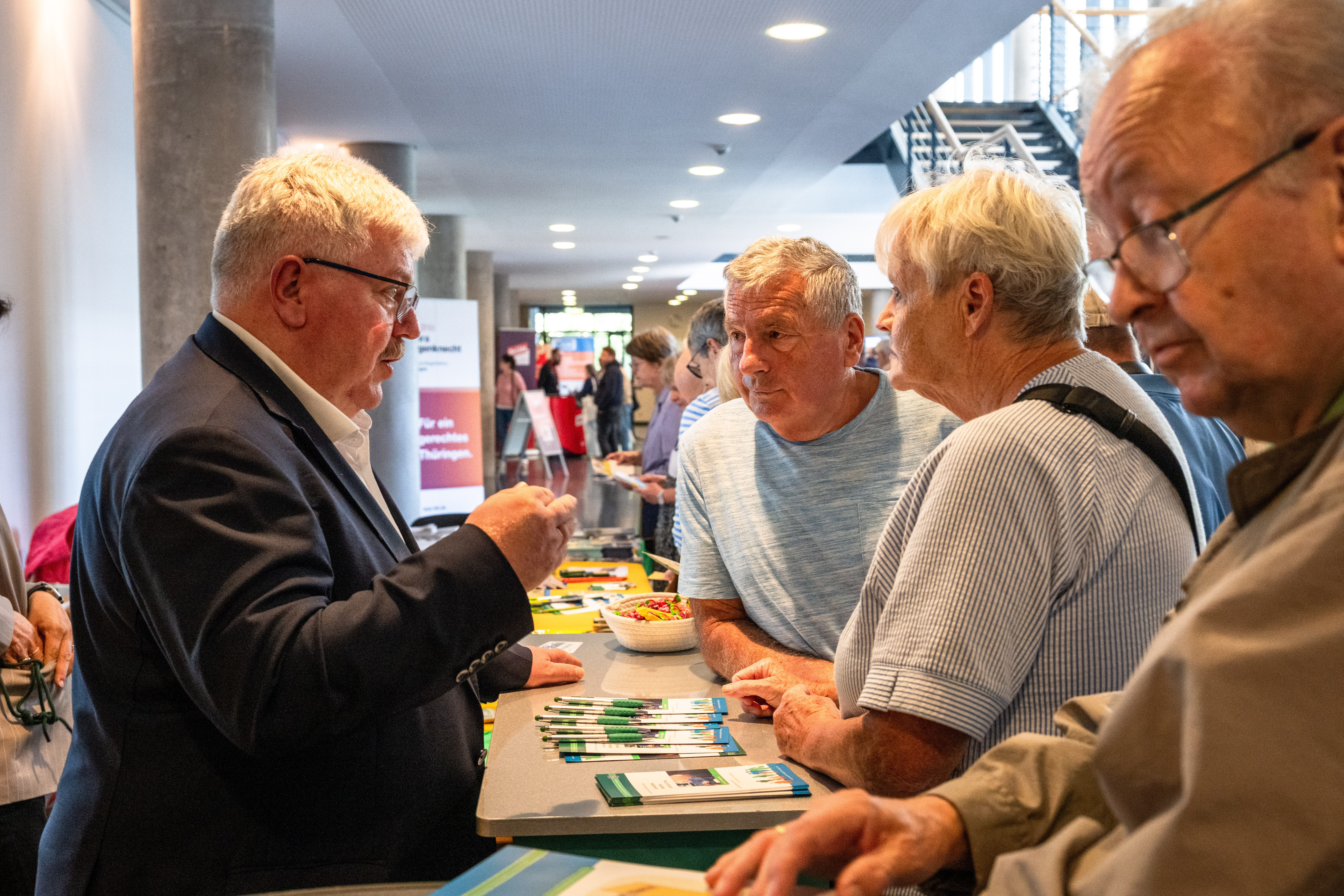 Herzberg am Infostand des Bürgerbeauftragten im Gespräch mit Bürgern