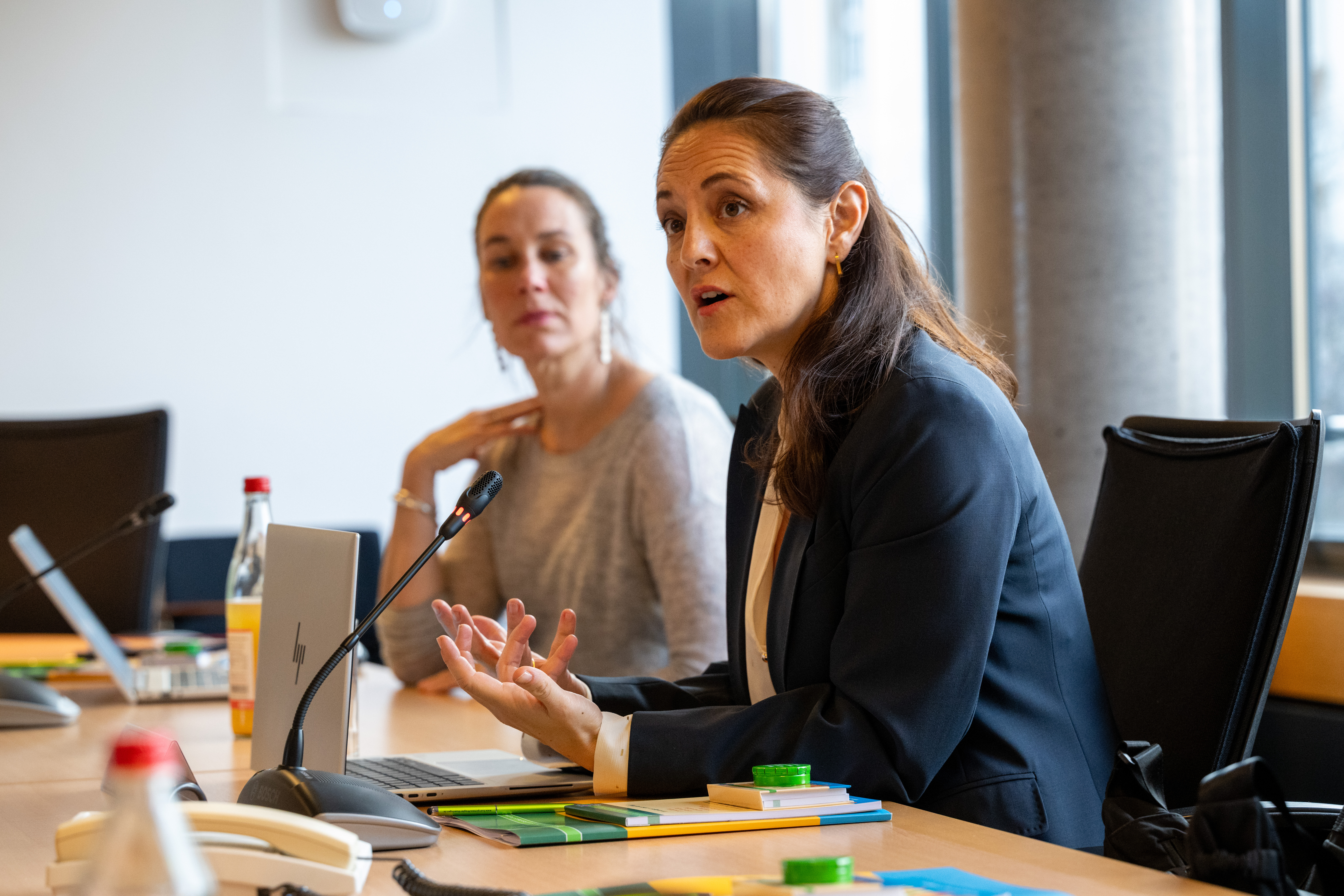 zwei Teilnehmerinnen bei der Tagung am Tisch 