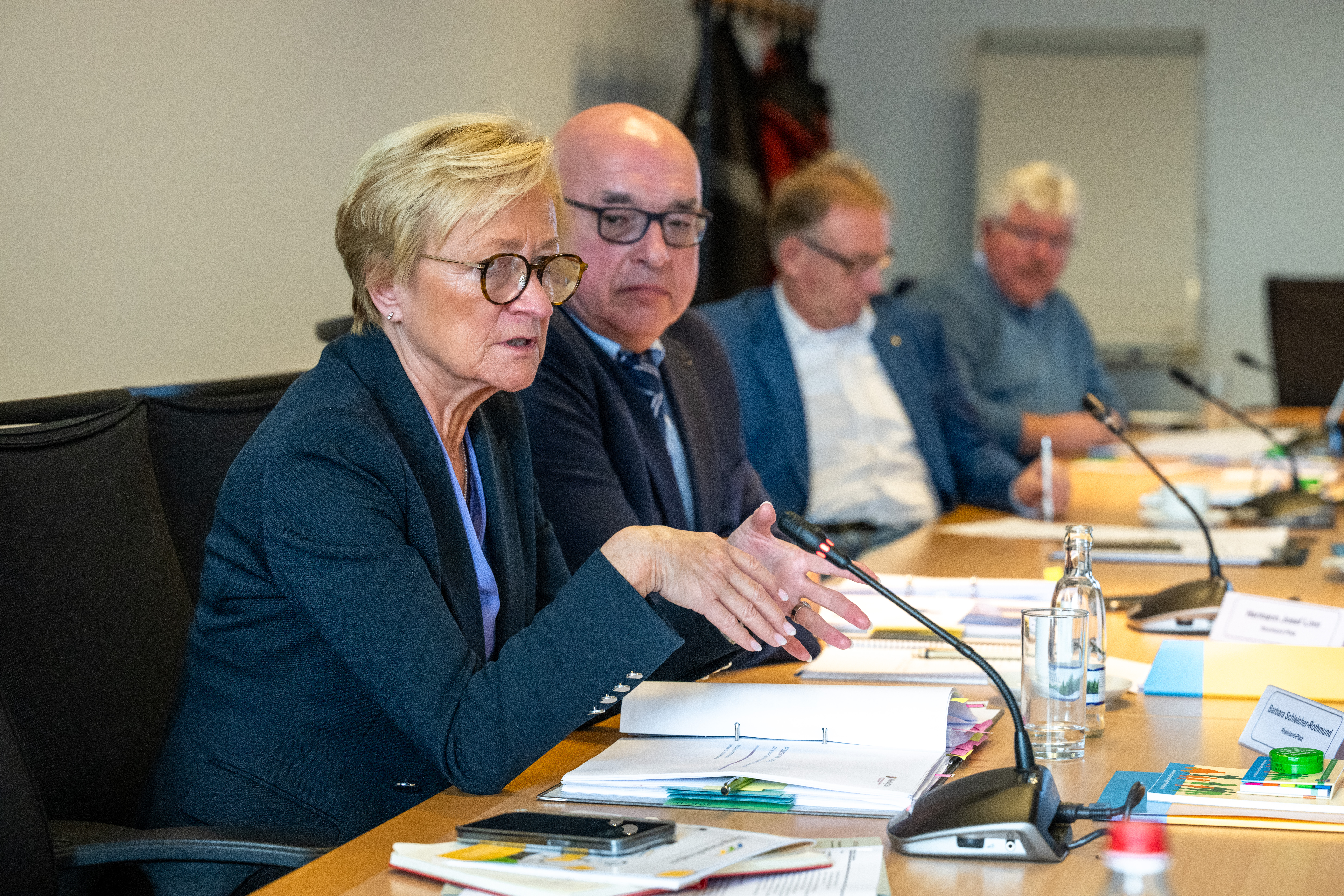 Tagungsteilnehmer am Konferenztisch 