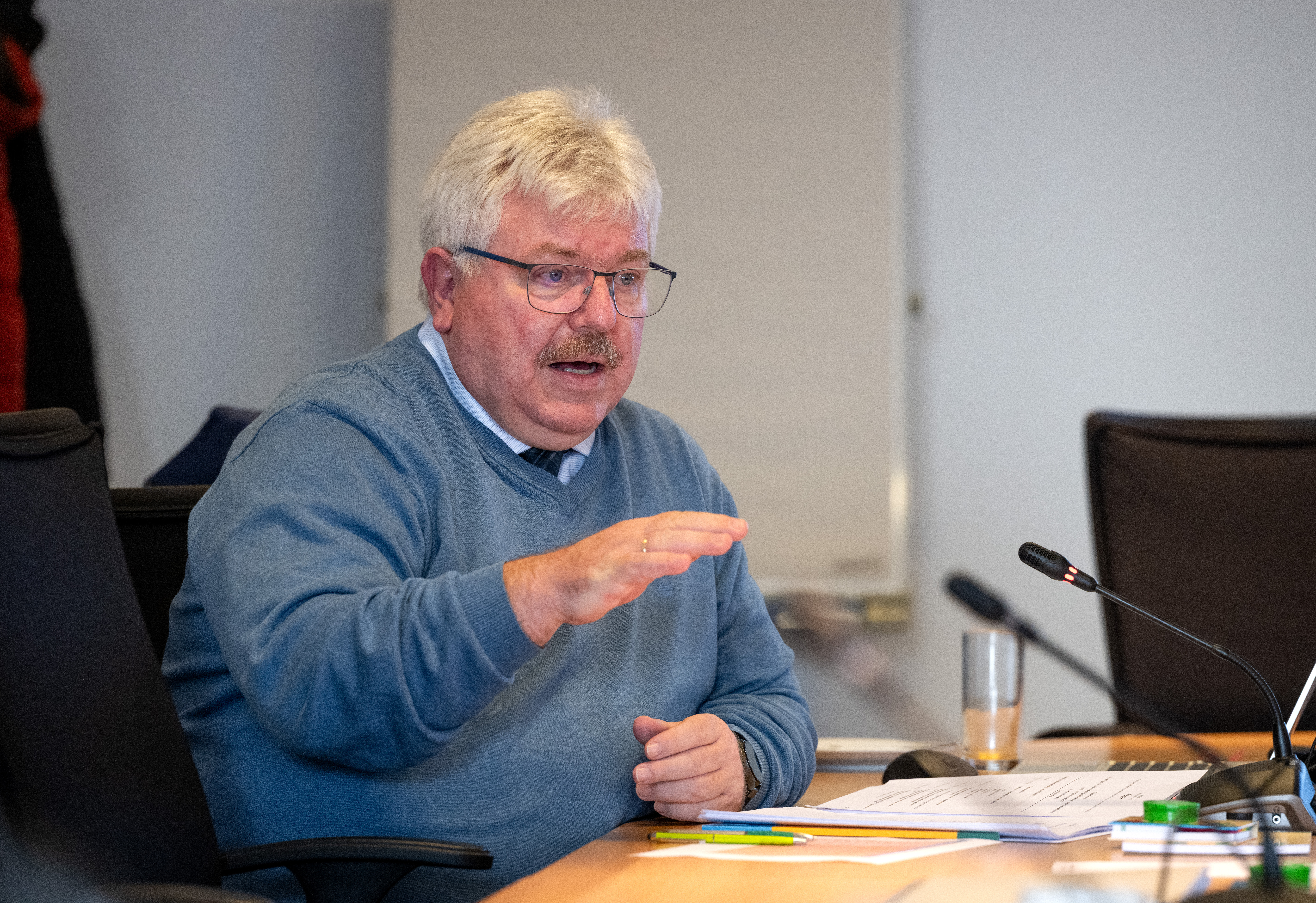 Dr. Herzberg am Konferenztisch