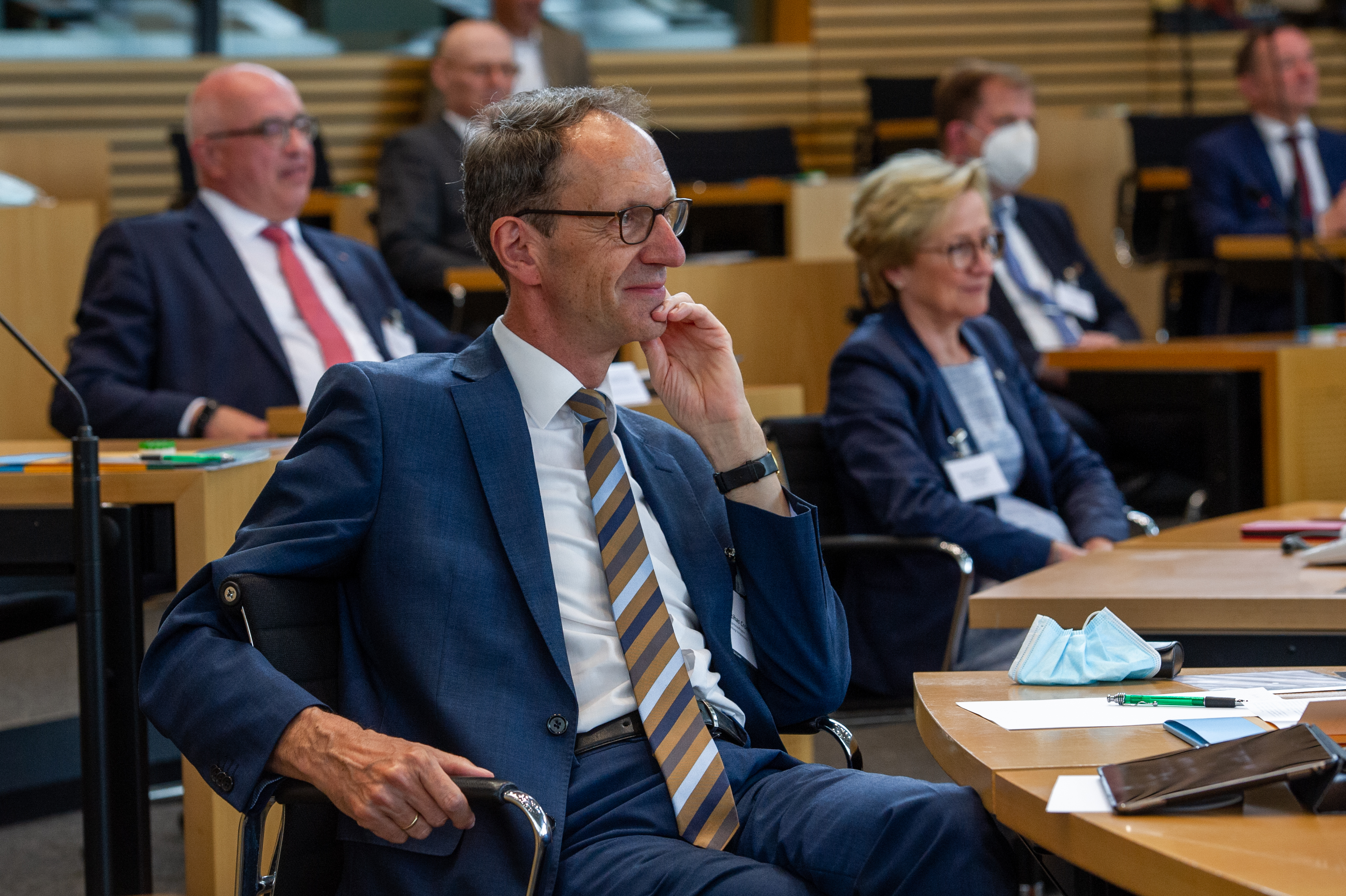 Matthias Crone, einem Vortrag zuhörend, sitzend im Plenarsaal 