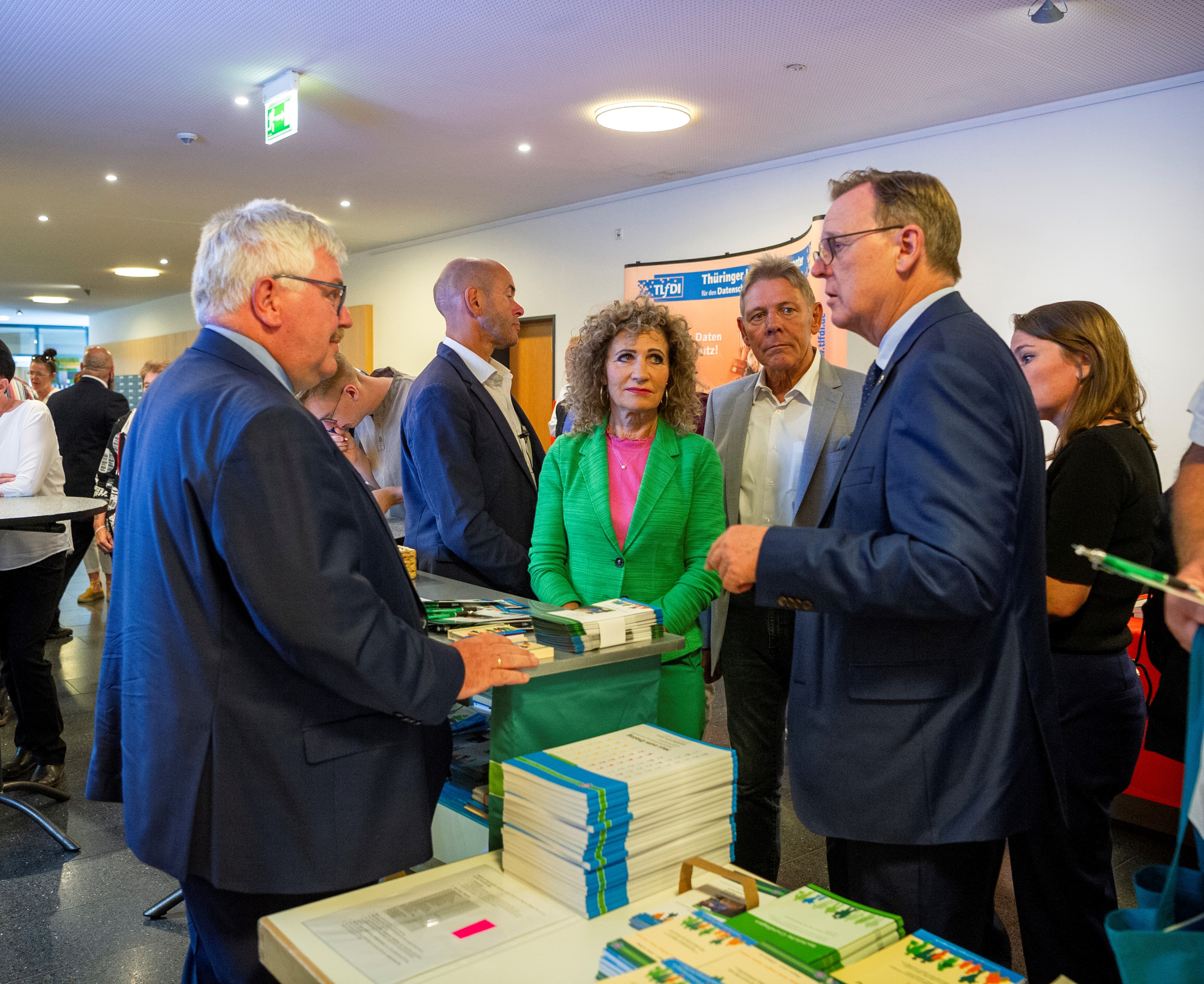 Die Landtagspräsidentin Birgit Pommer und der Thüringer Ministerpräsident, Bodo Ramelow, im Gespräch mit dem Bürgerbeauftragten (Foto: V. Hielscher)