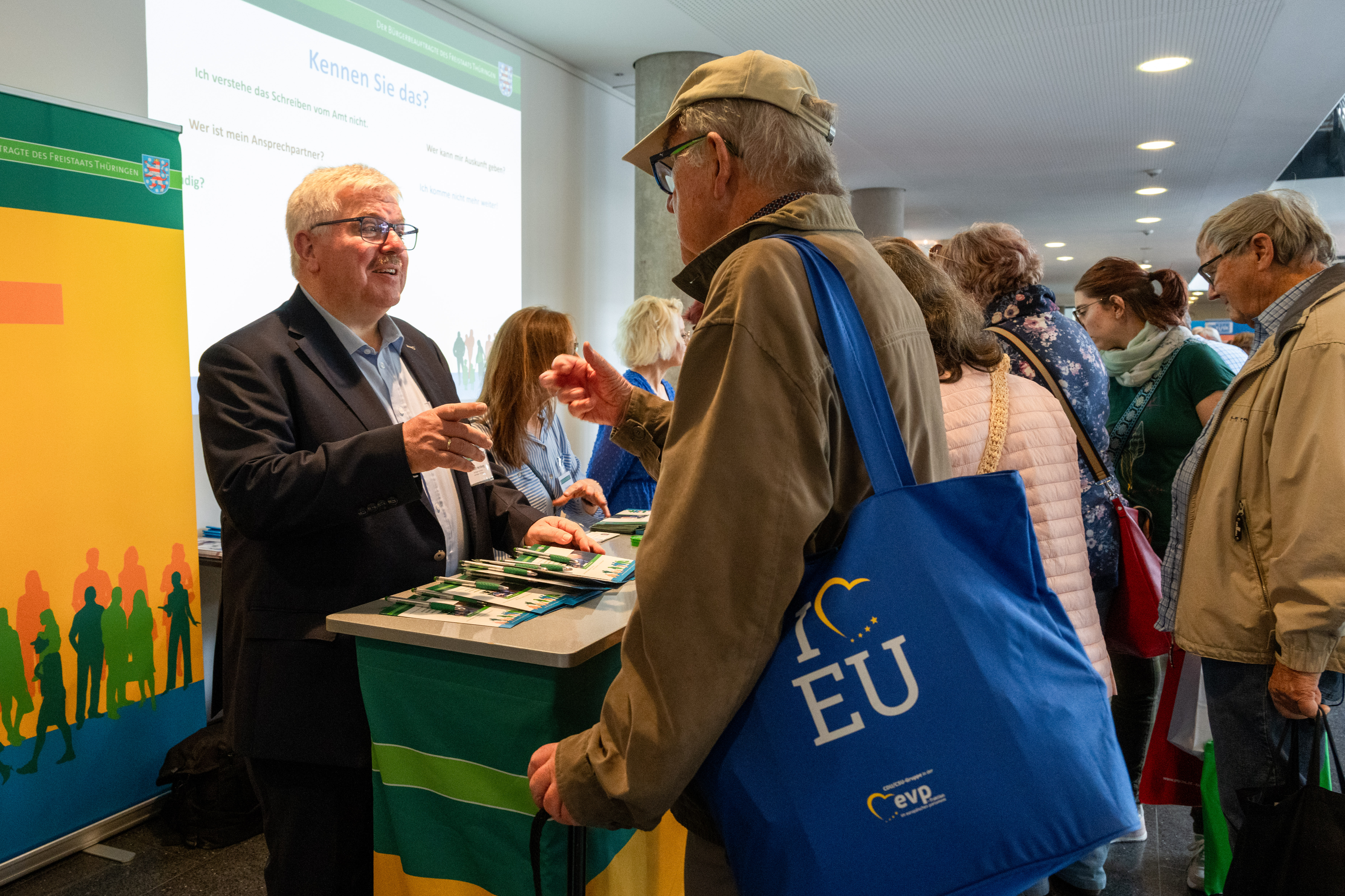 Herzberg am Informationsstand im Gespräch mit Bürgern