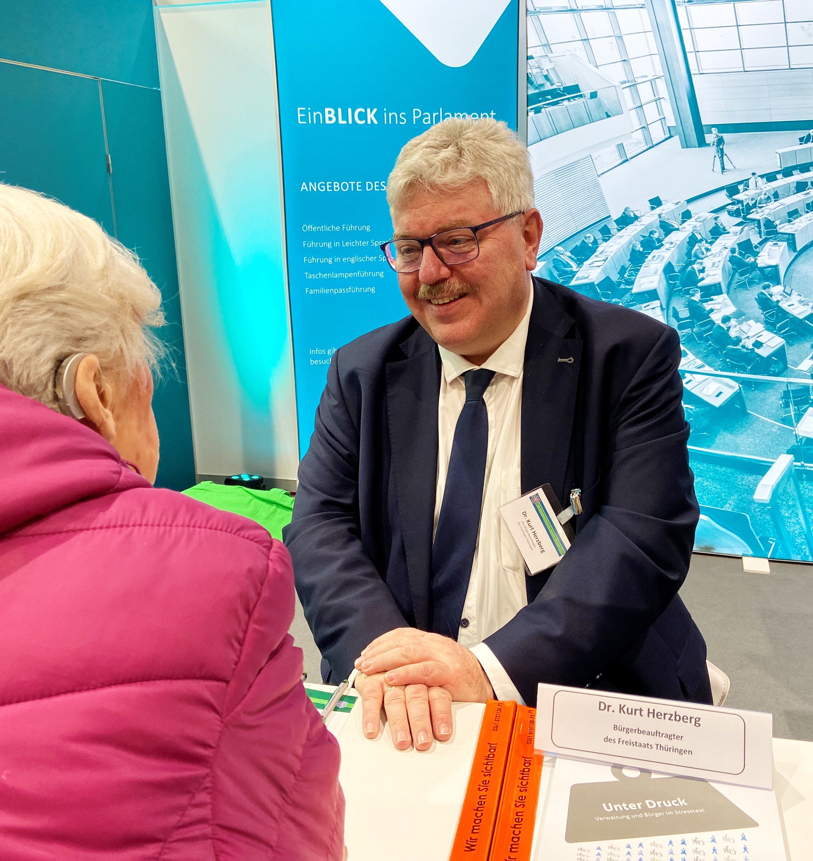 Herzberg am Informationsstand mit Bürgerin