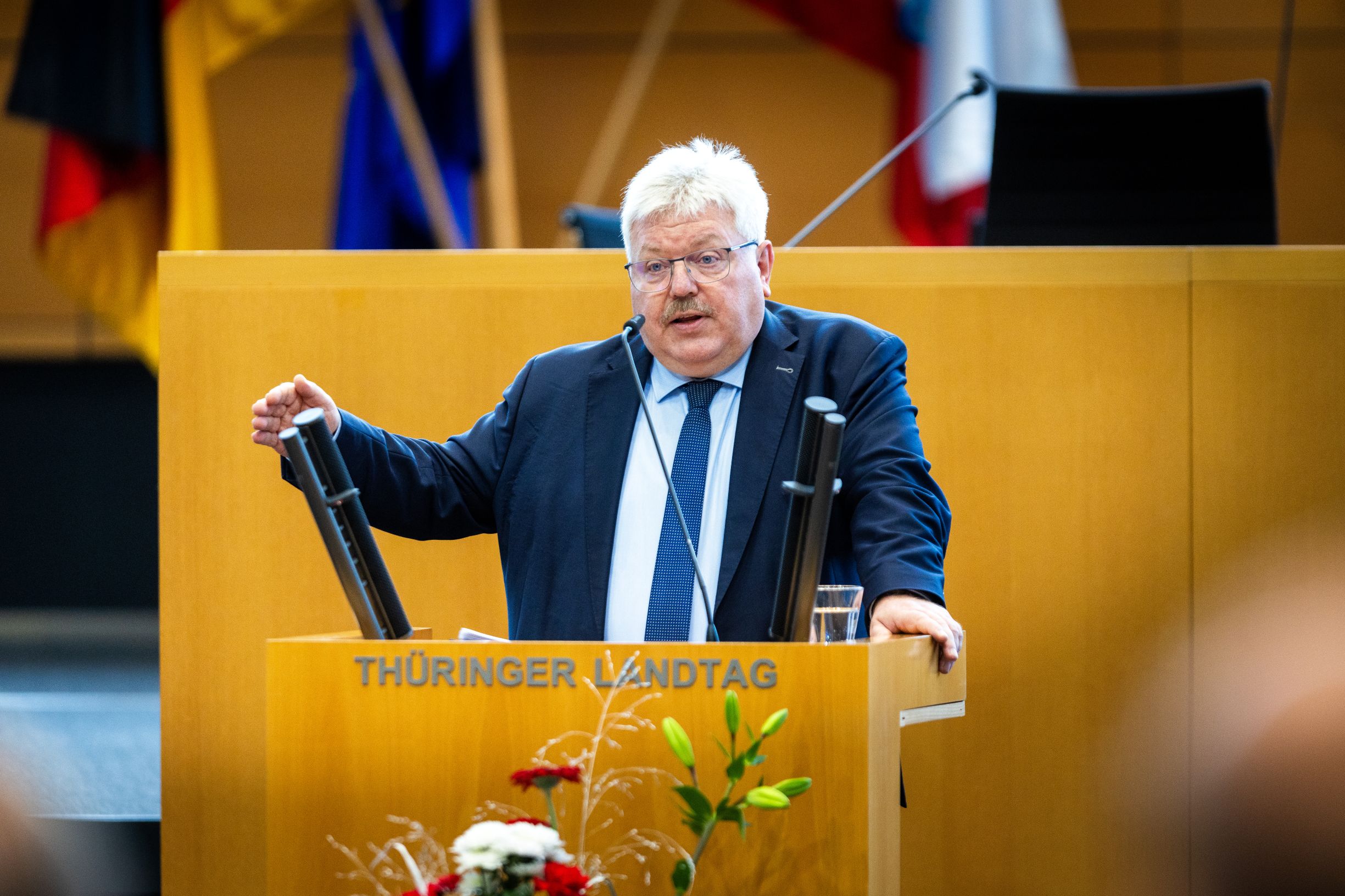 Herzberg am Stehpult im Plenarsaal