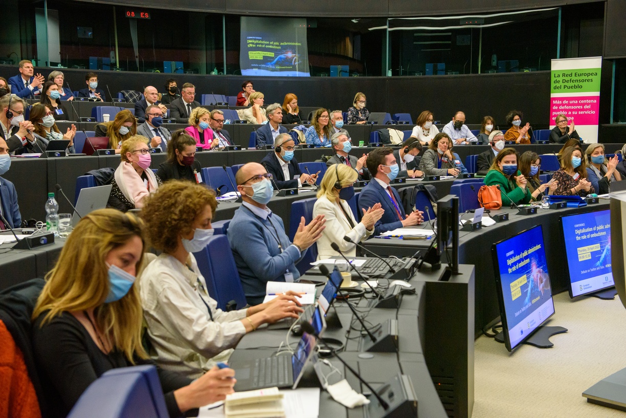 Blick in den Konferenzsaal mit Teilnehmern