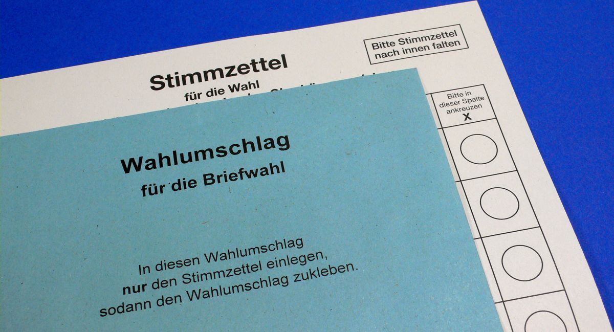 Ausschnitt Wahlzettel und Wahlumschlag für Briefwahl