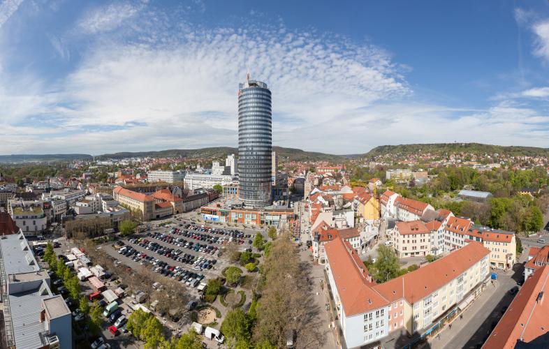 Blick von oben auf das Eichplatzareal in Jena, im Mittelpunkt der Uni-Turm