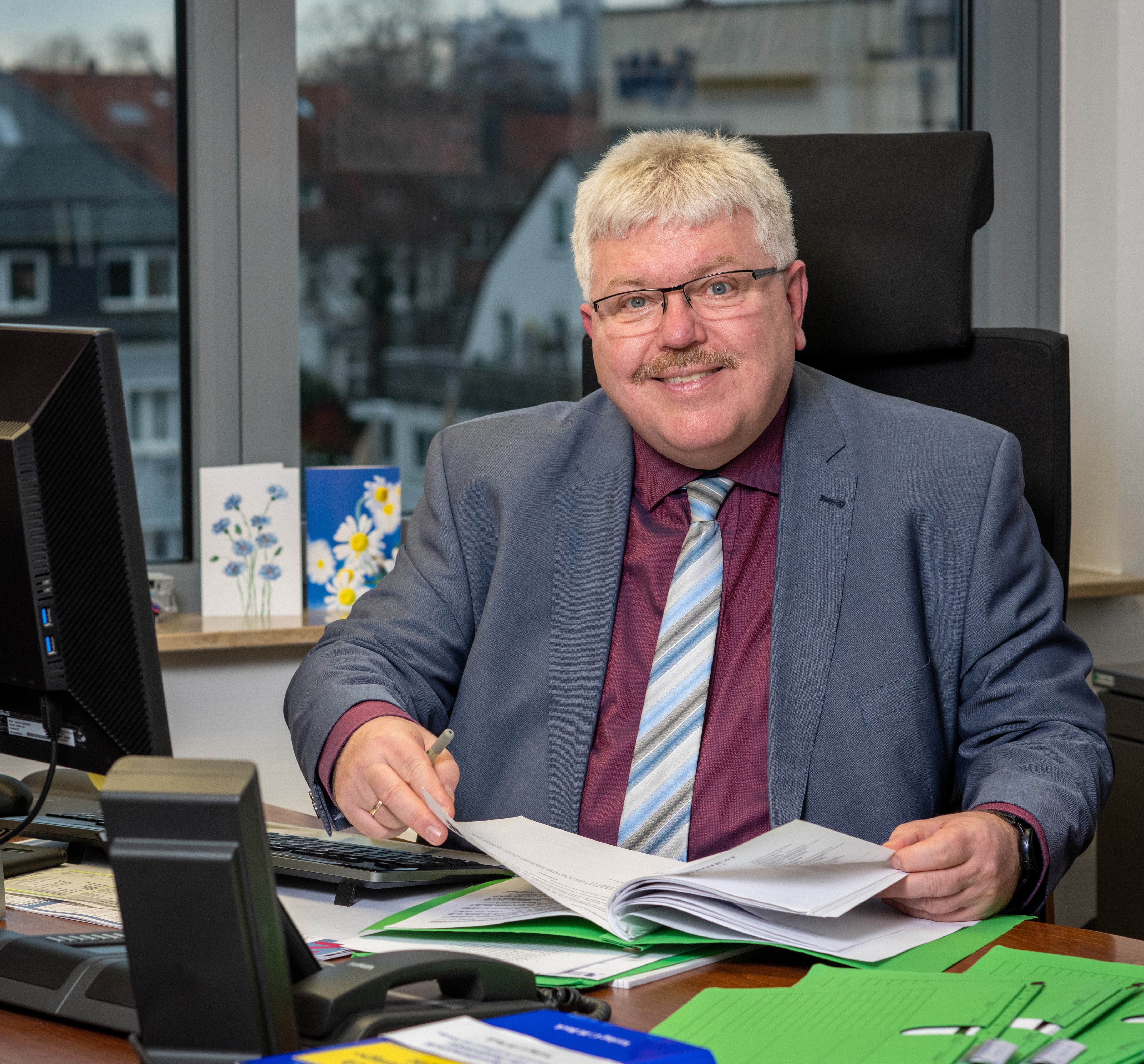 Herzberg im Büro am Schreibtisch mit Akten