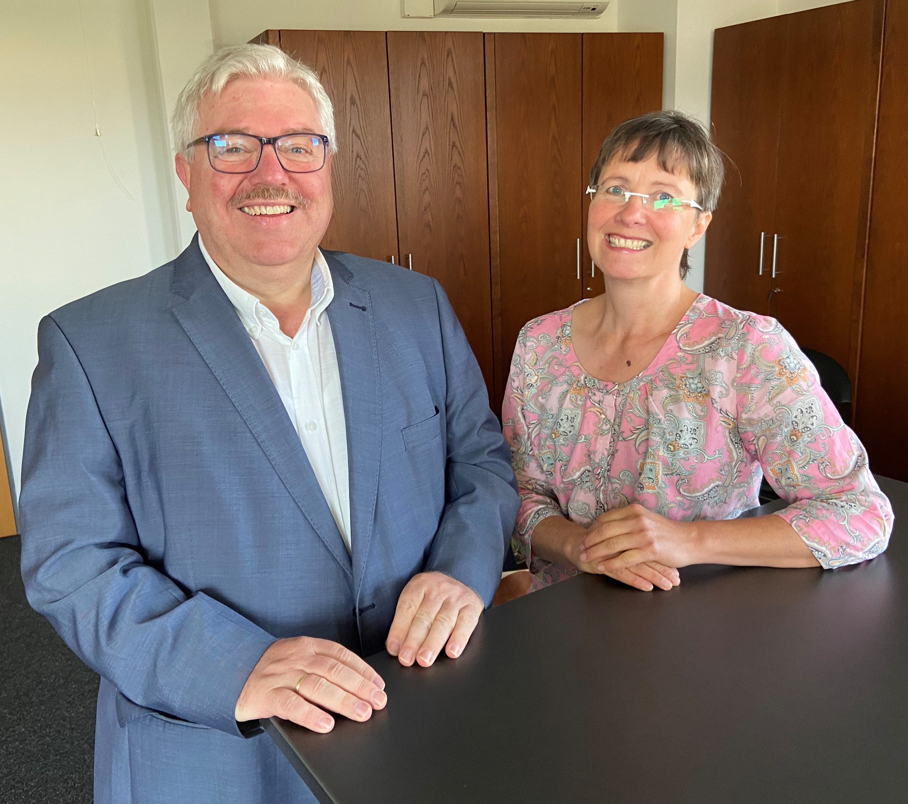 Dr. Herzberg und Frau Konrad im Büro des Bürgerbeauftragten 