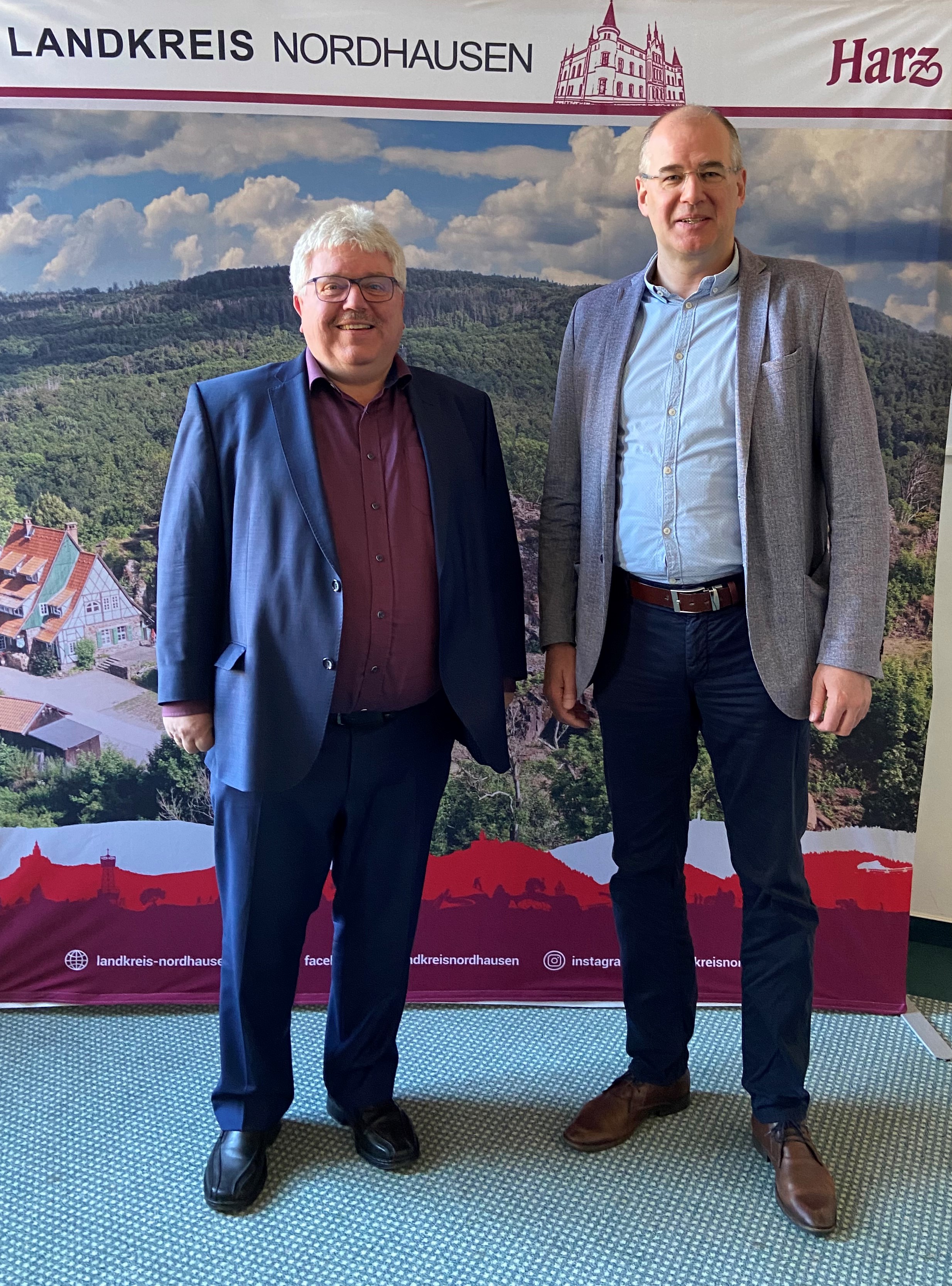 Dr. Herzberg und Landrat Jendricke vor Posterwand